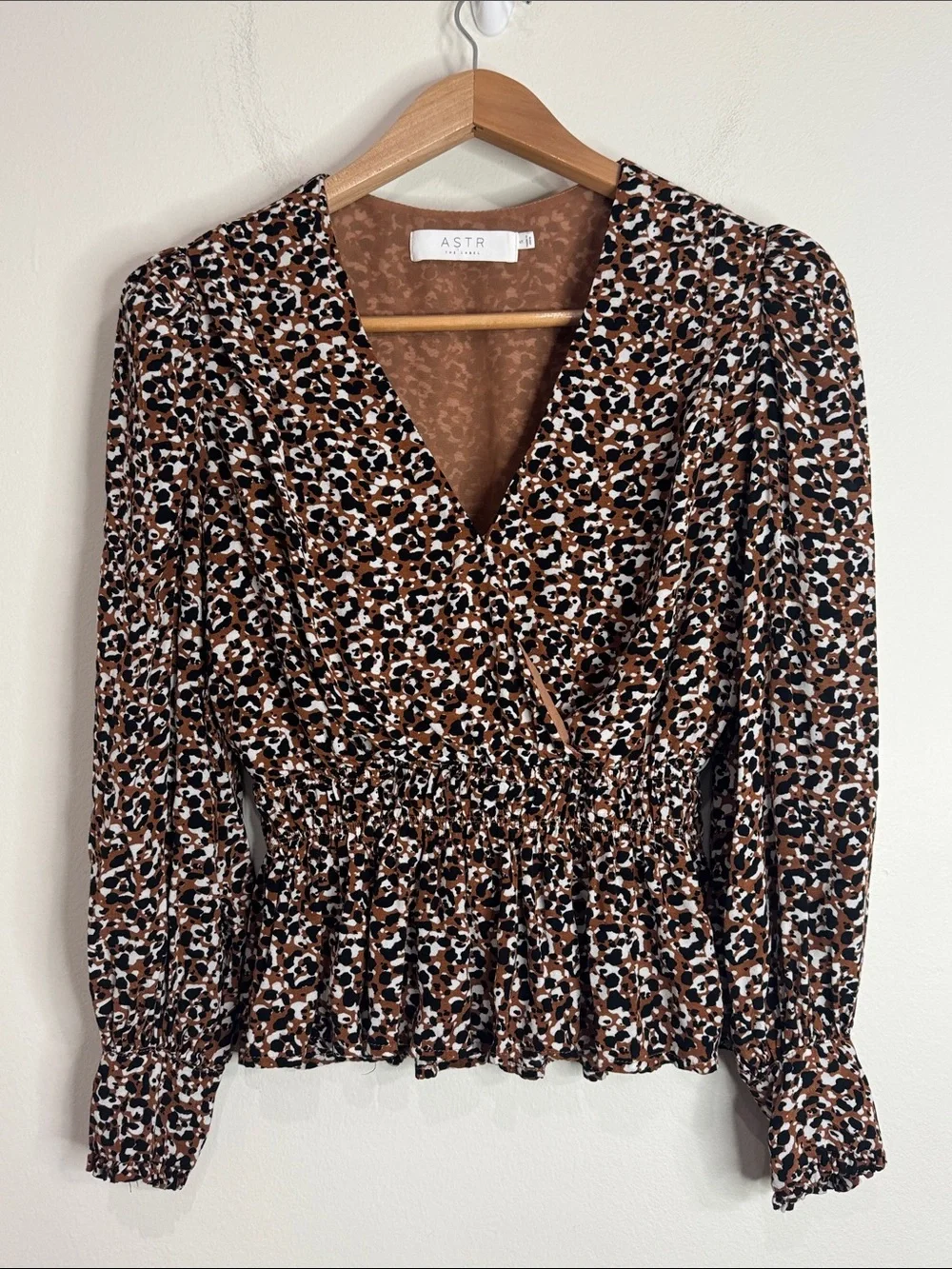 ASTR the label Rebecca V-Neck Long Sleeve Wrap Top Brown Multi Animal Print sz S